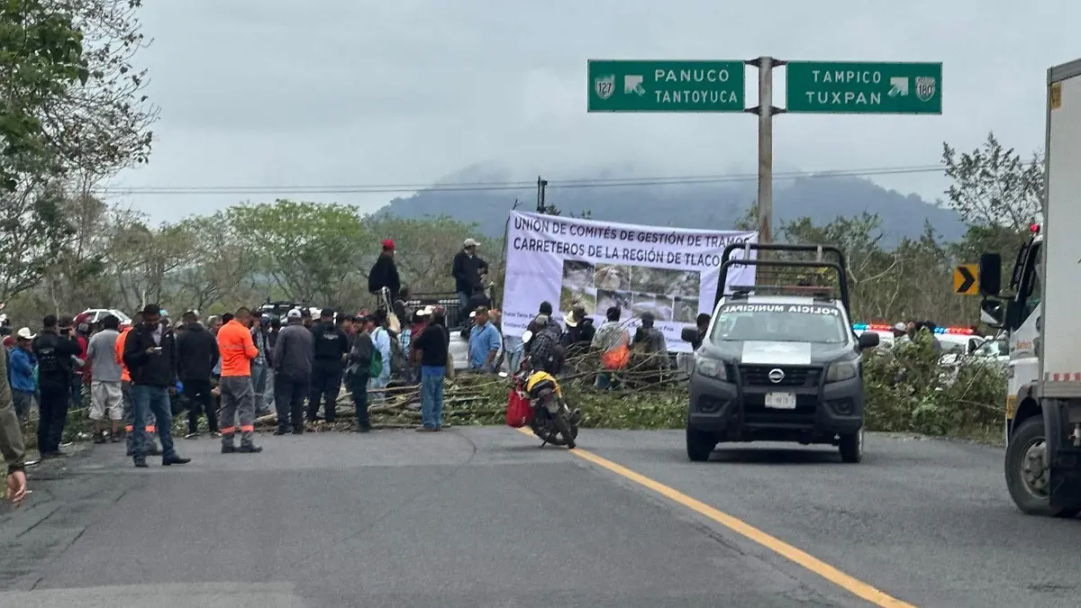 Habitantes de Chocontepec, bloquen la carretera federal 127 Tantoyuca-Álamo