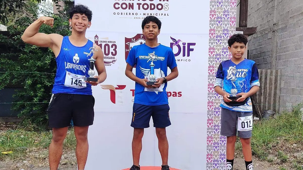 Ganadores de la categoría Juvenil: Erik Fonseca, Luis Alejandro Tapia Avendaño y Juan Lemus