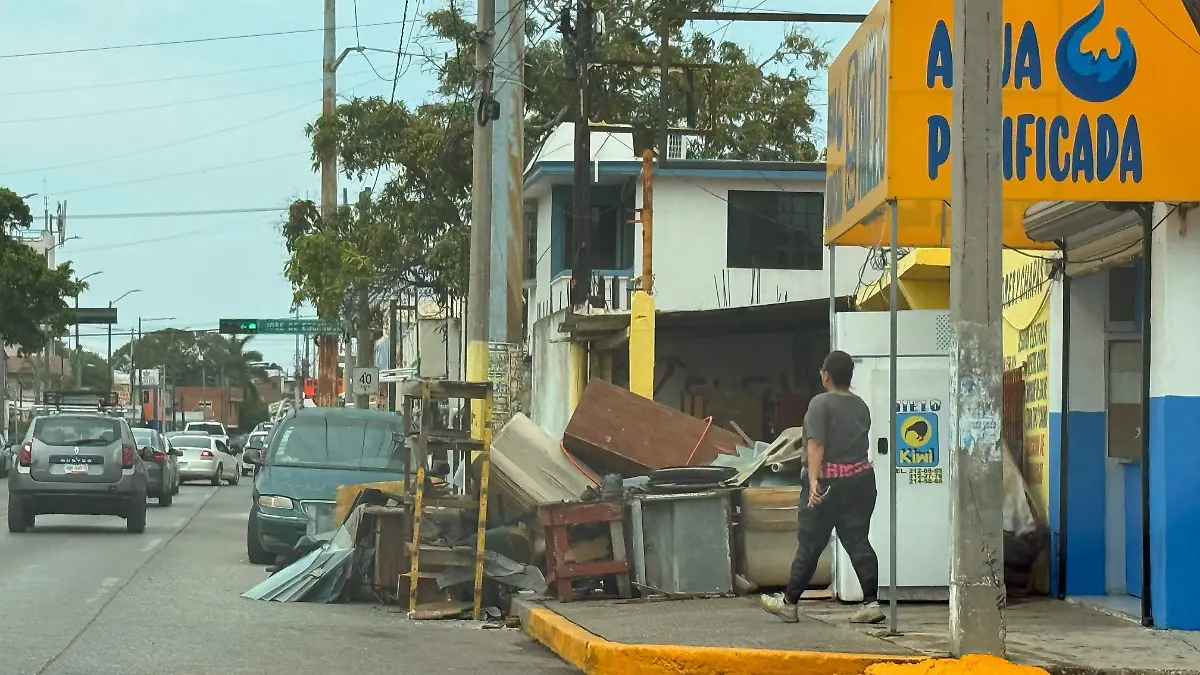 Desechos representan un riesgo para el peatón que circula por Tampico