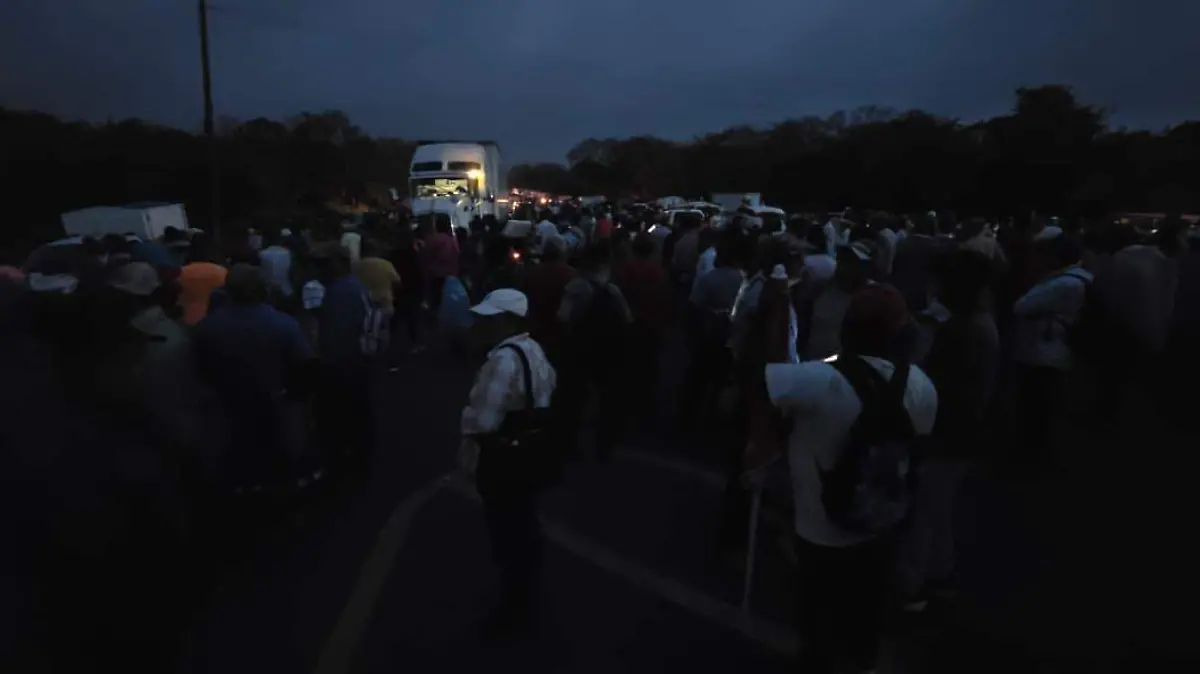 Pescadores mantienen parálisis carretera en Veracruz tras medio día de protesta