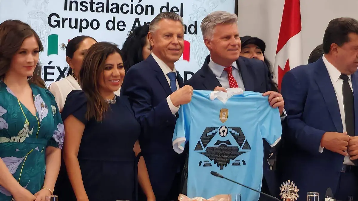 El diputado federal, Jesús Nader, entregó una jersey de la Jaiba Brava al embajador de Canadá
