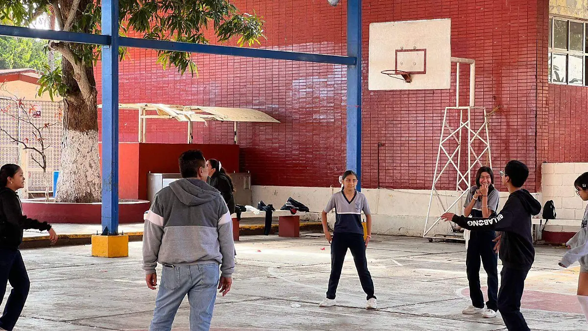 Permiten uso de uniforme deportivo por calor extremo