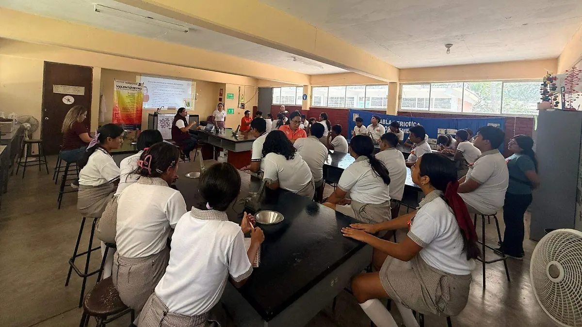 La platica a estudiantes