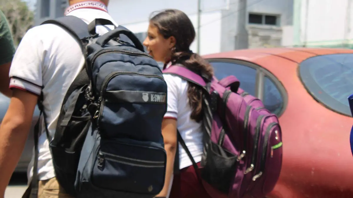 Denuncian a docentes por exigir corte de cabello