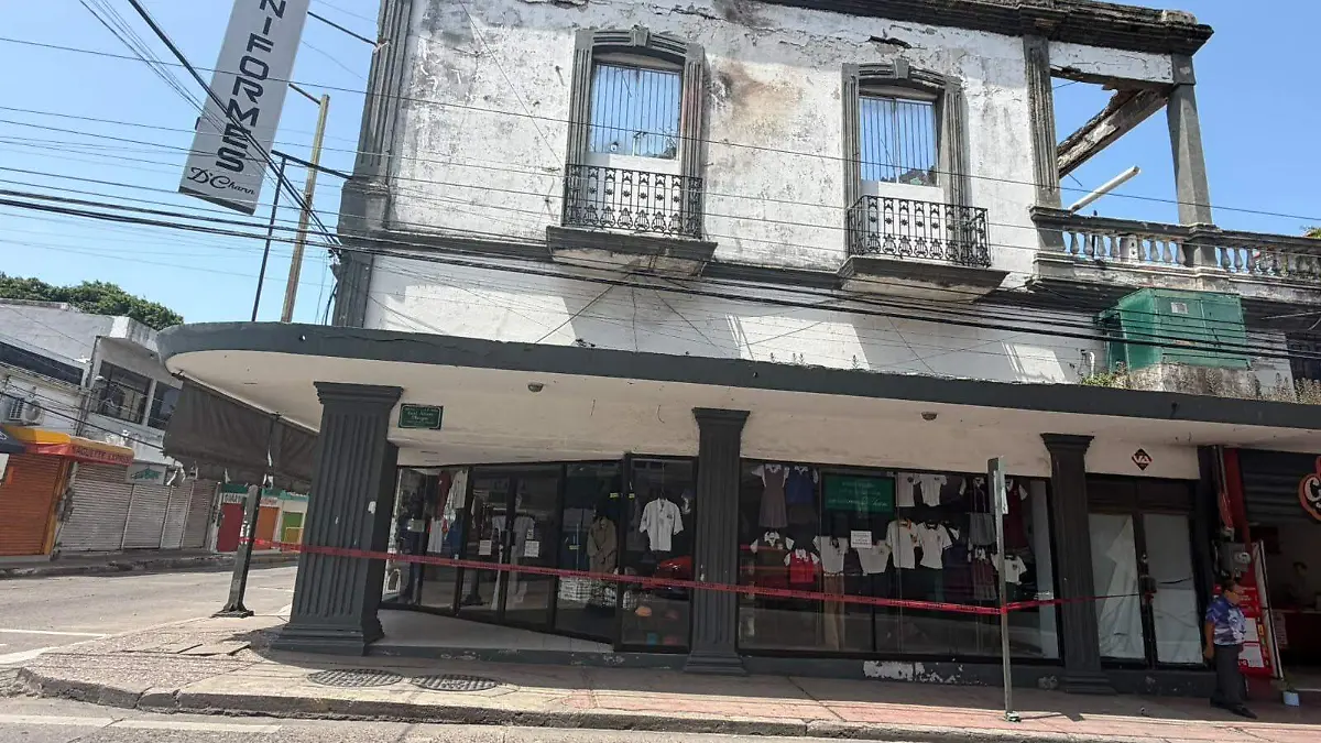 Acordonan tienda de uniformes