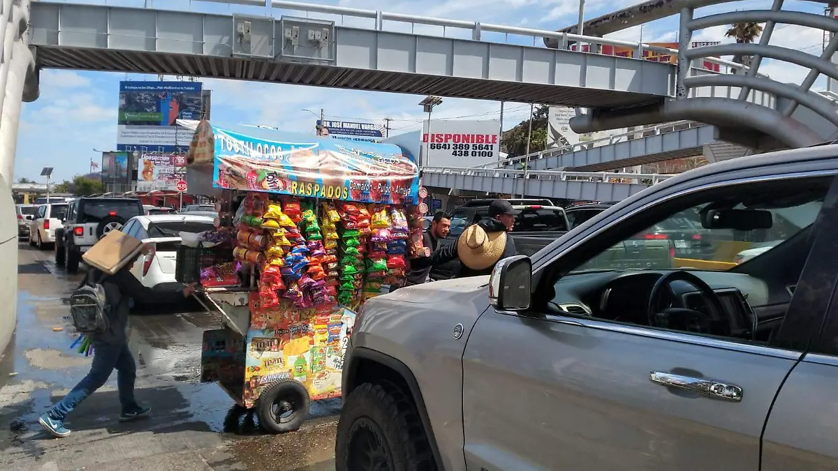 Vendedores en la garita 