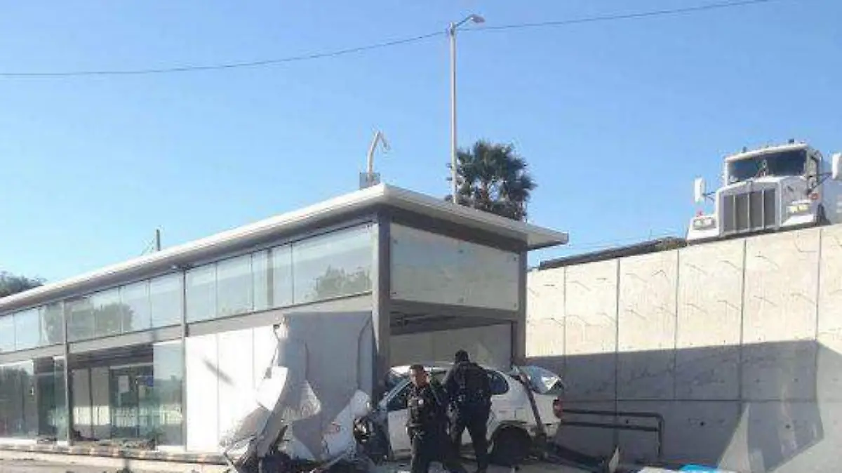 Muere sujeto al estamparse en estación del SITT y atropella a usuario