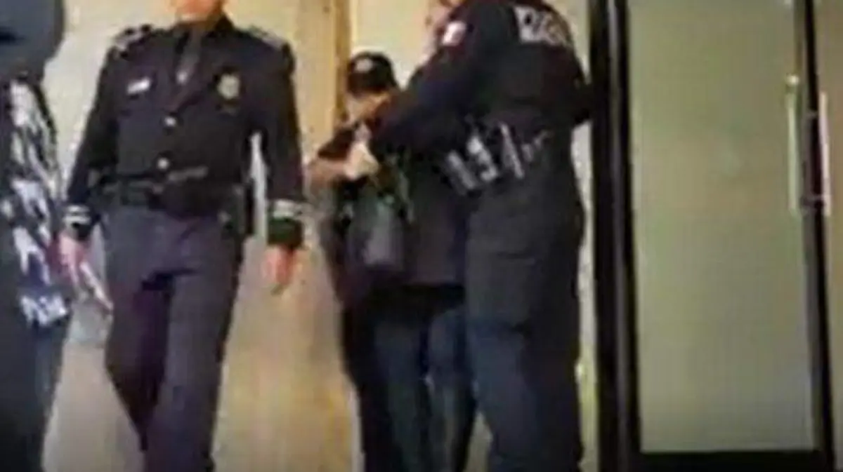 Detienen a mujer por usar celular en banco