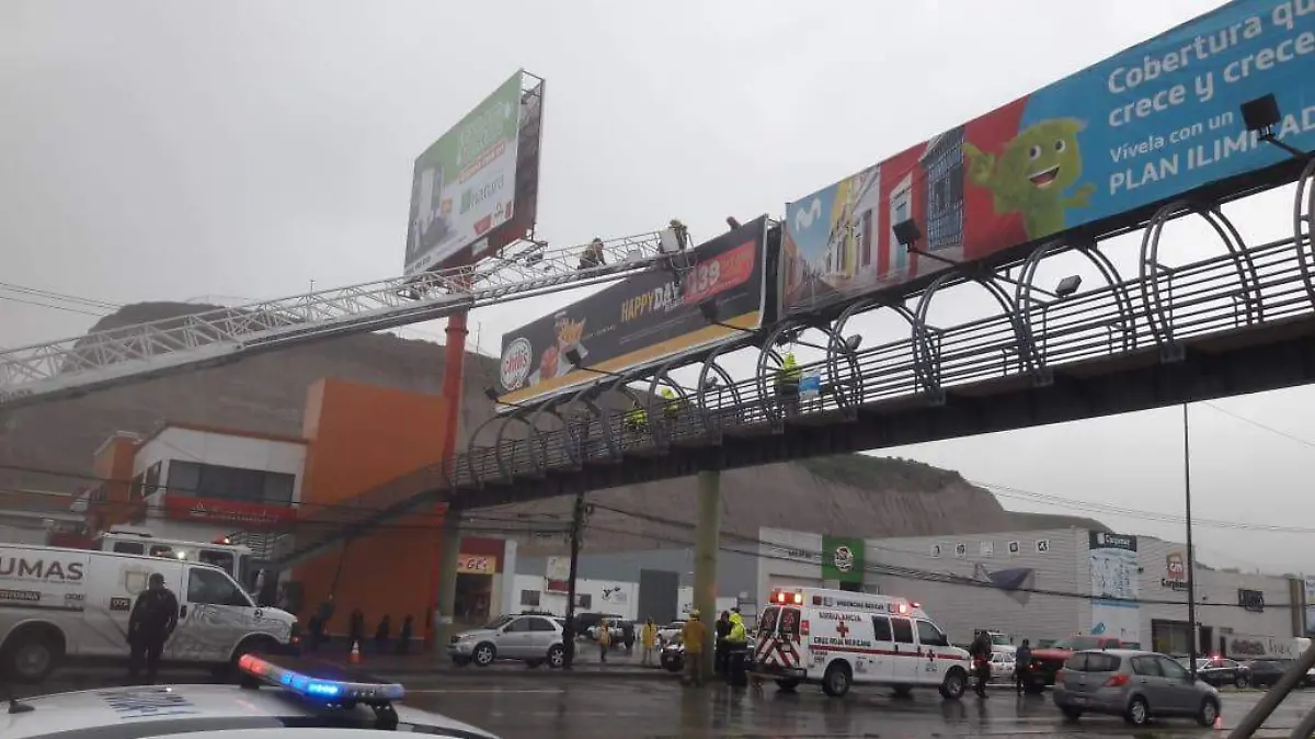 Hombre se intenta suicidar desde puente