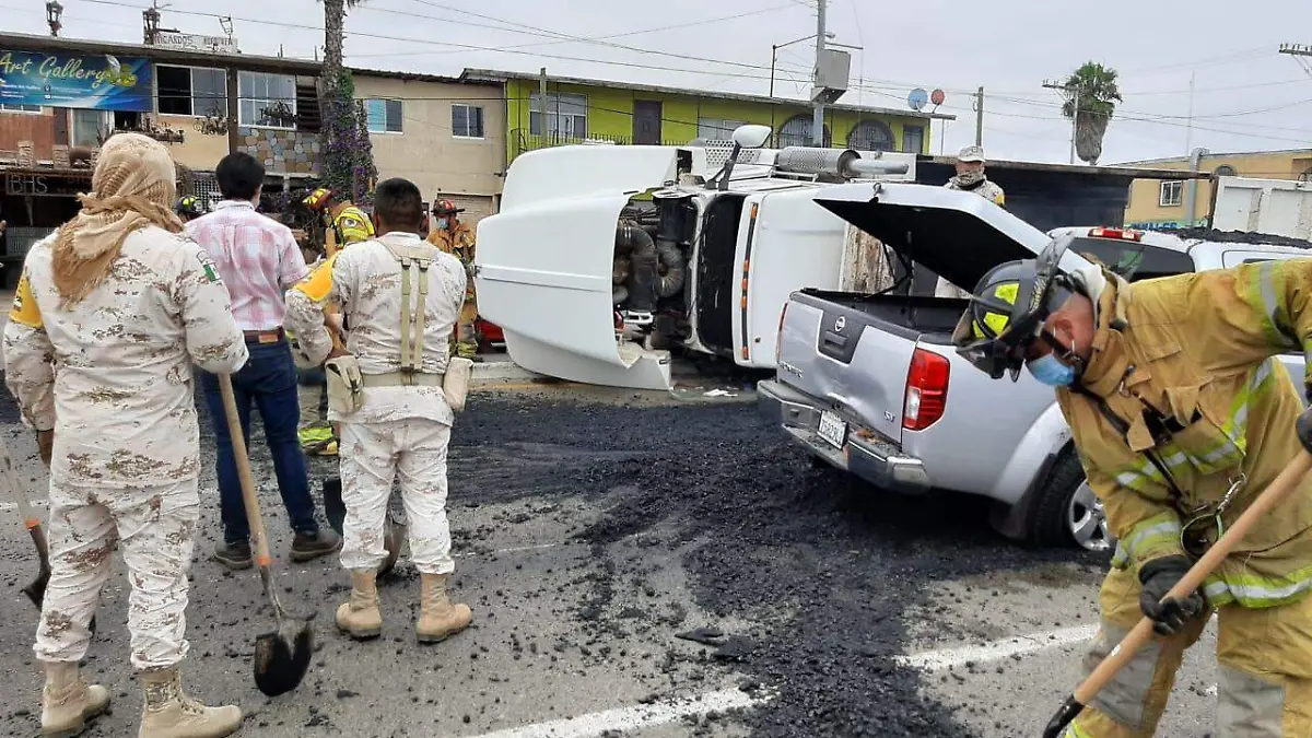 Vuelca tractocamión