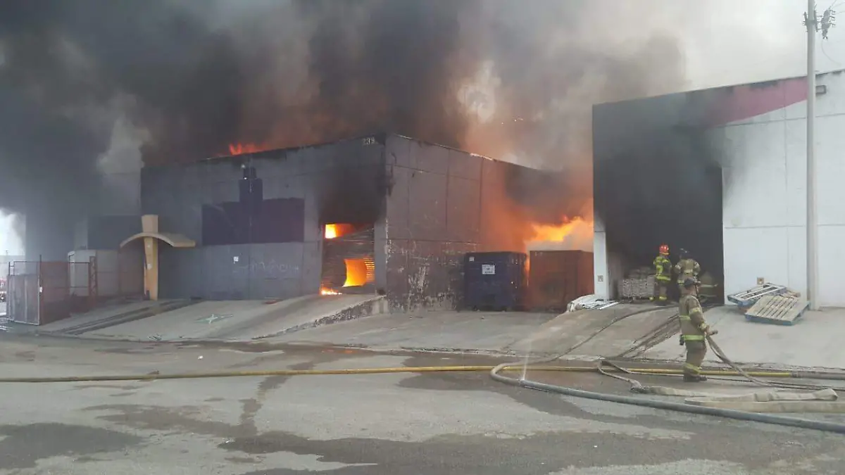 Se incendian bodegas en Lomas del Pacífico