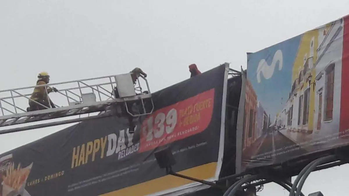 Hombre se intenta suicidar desde puente