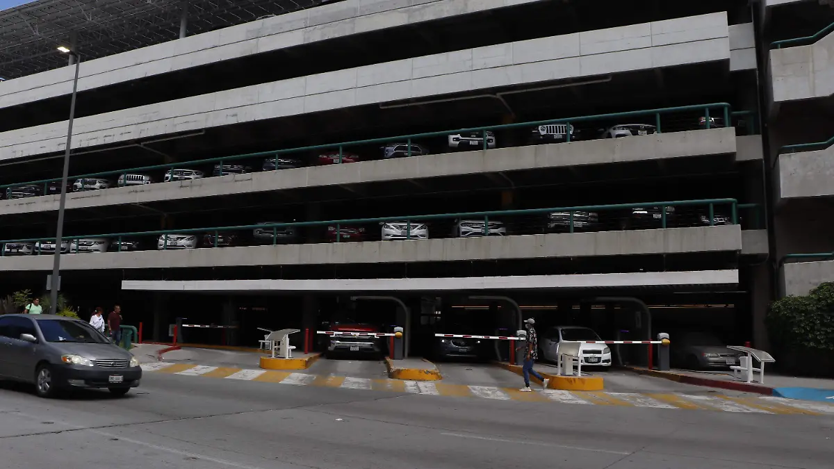 Carlos Luna - estacionamiento auropuerto