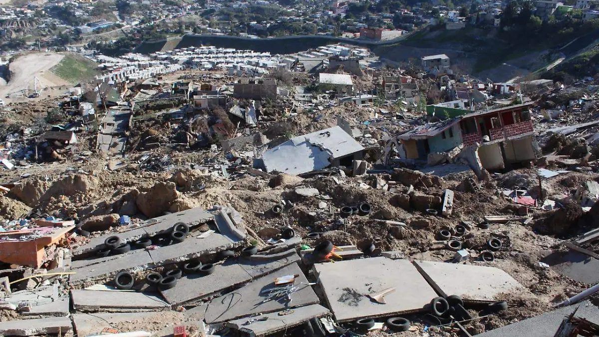 Temen derrumbe de más casas en Lomas del Rubí