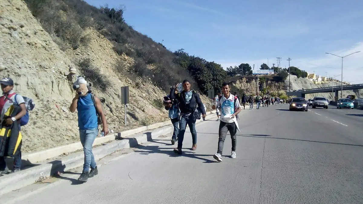 Continúan migrantes hacia Playas de Tijuana