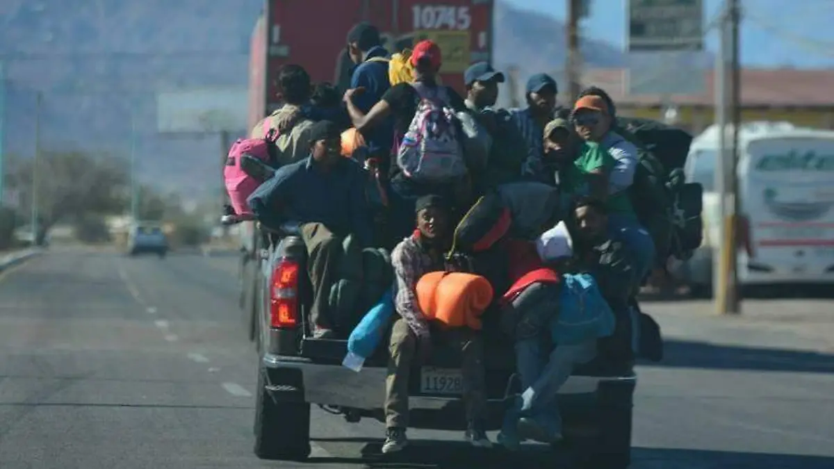 Llegan migrantes a carretera Tijuana