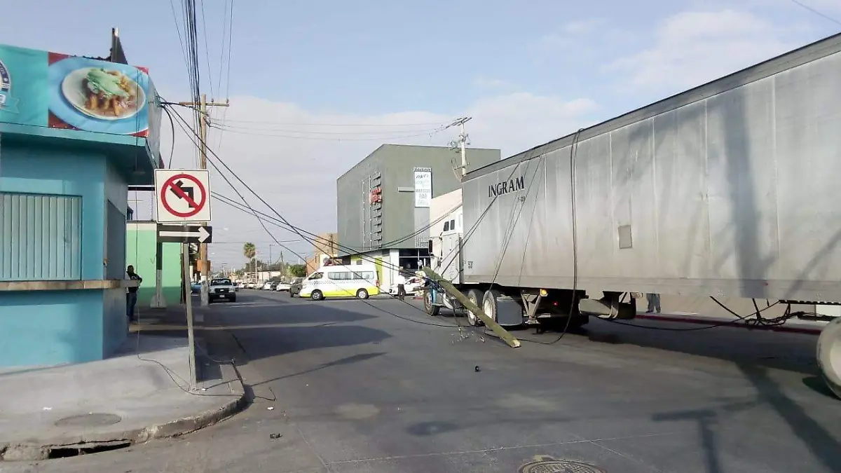 Tráiler derriba poste de luz en la Ermita