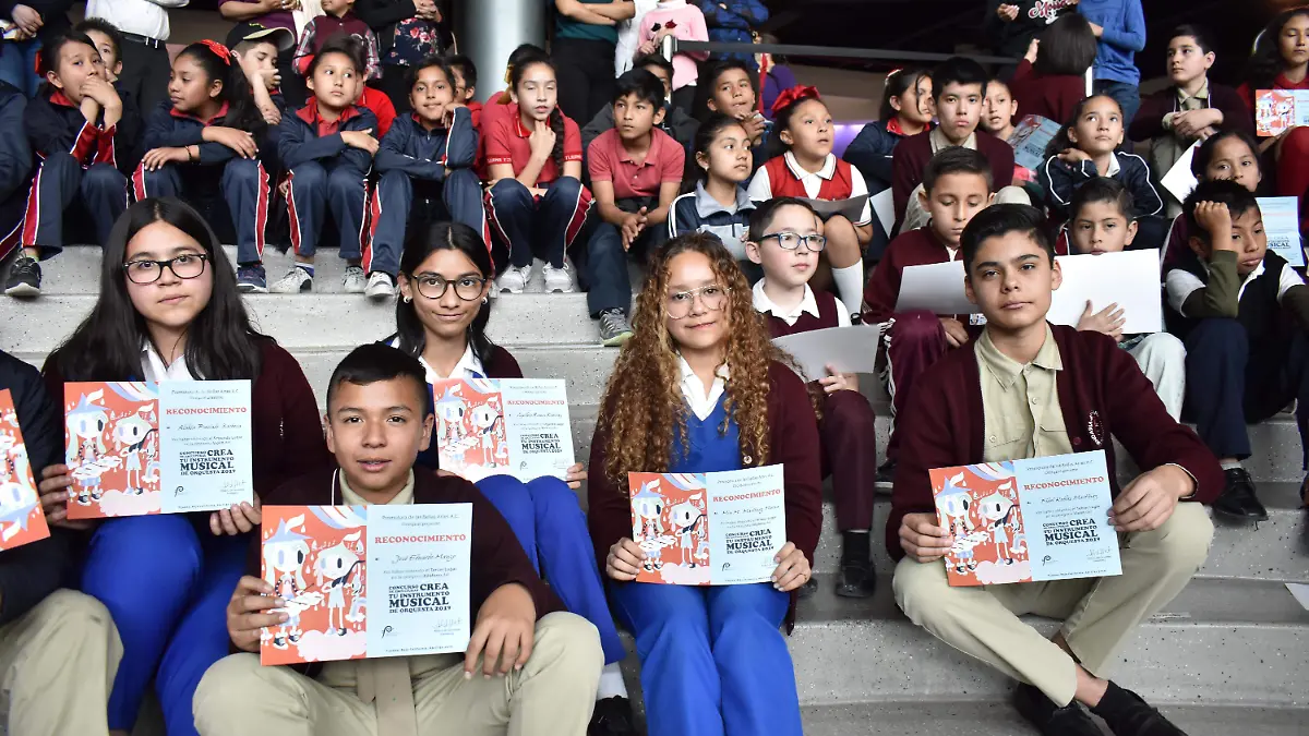 premian a estudiantes por instrumentos musicales 