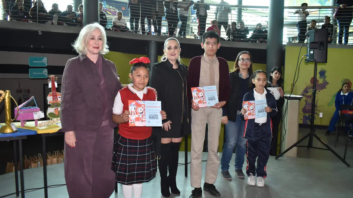 premian a estudiantes por instrumentos musicales