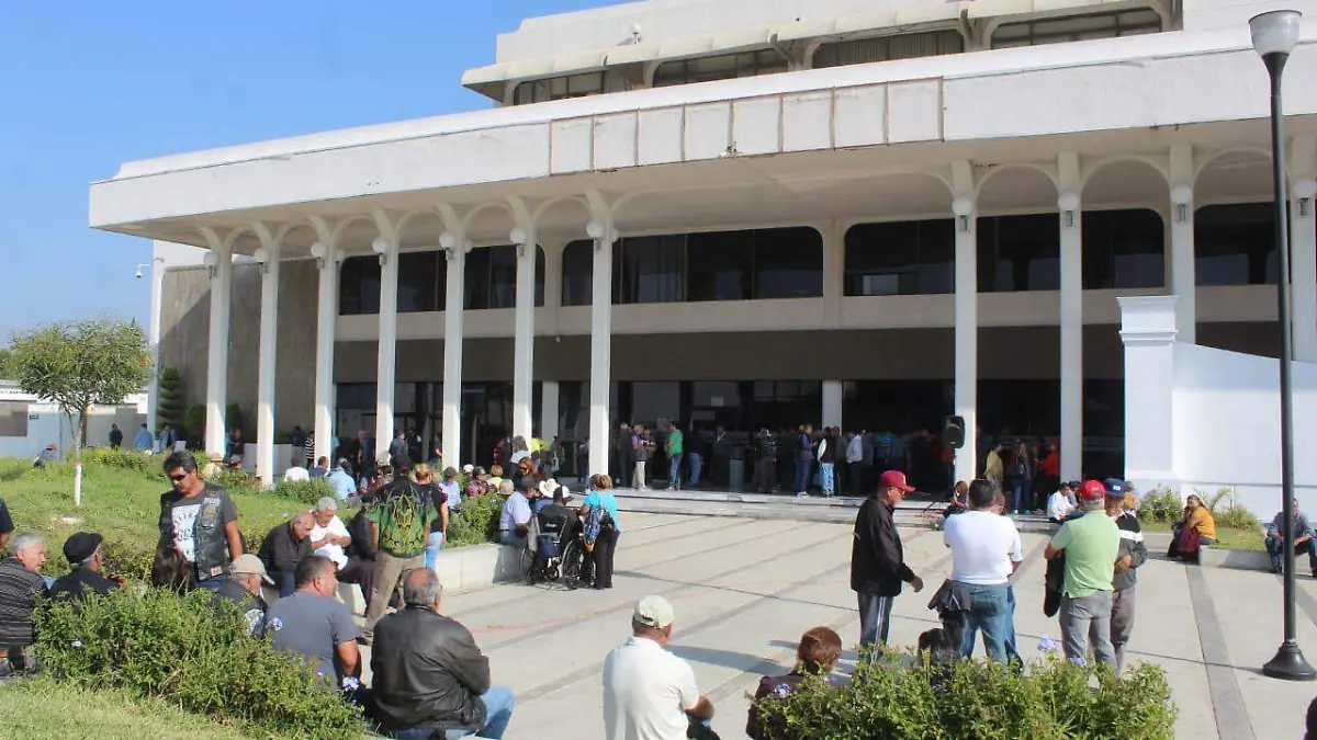 Burócratas exigen el pago de su pensión en Centro de Gobierno