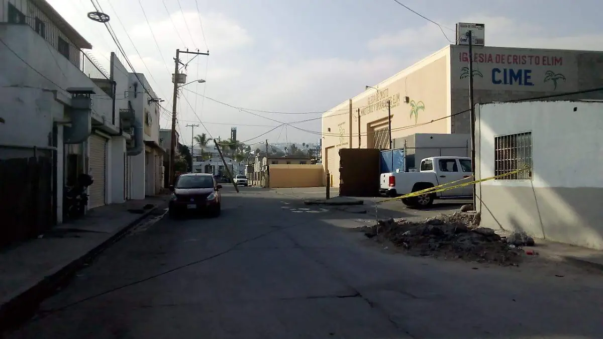 Tráiler derriba poste de luz en la Ermita