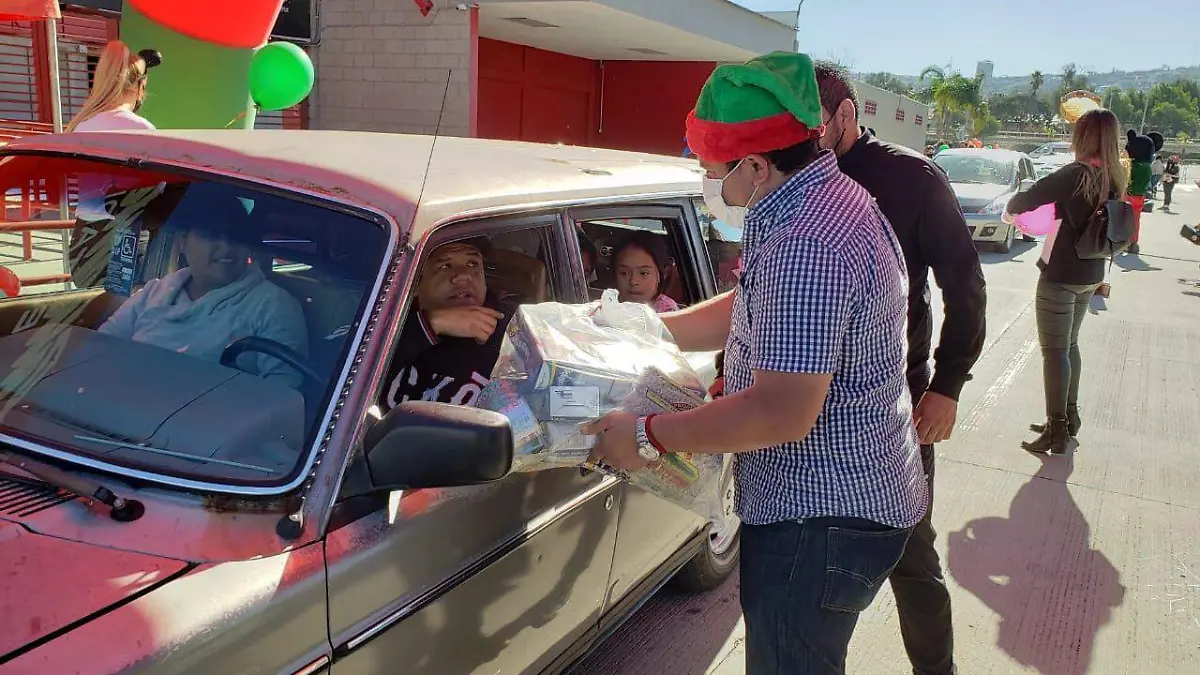 Entrega de regalos y dulces