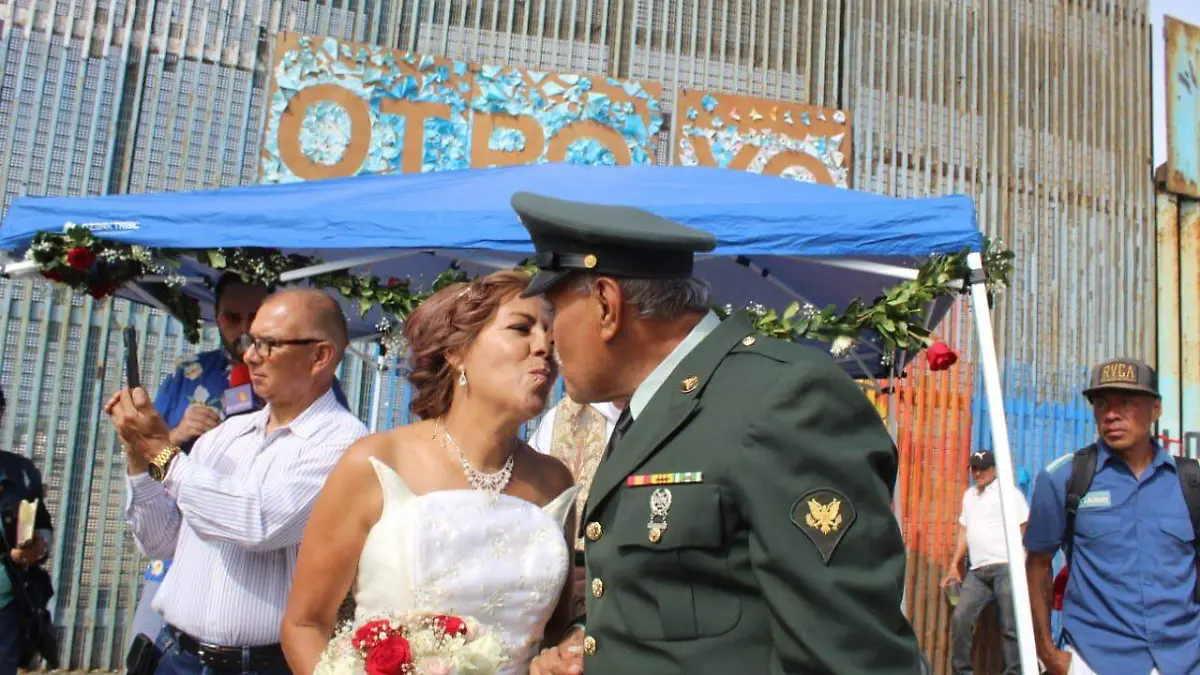 Boda en el muro fronterizo