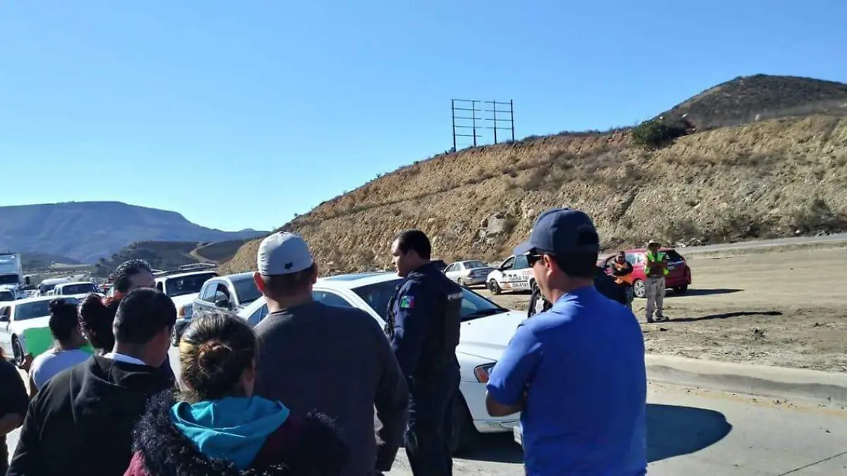 Padres toman bulevar 2000 ante la falta de maestros