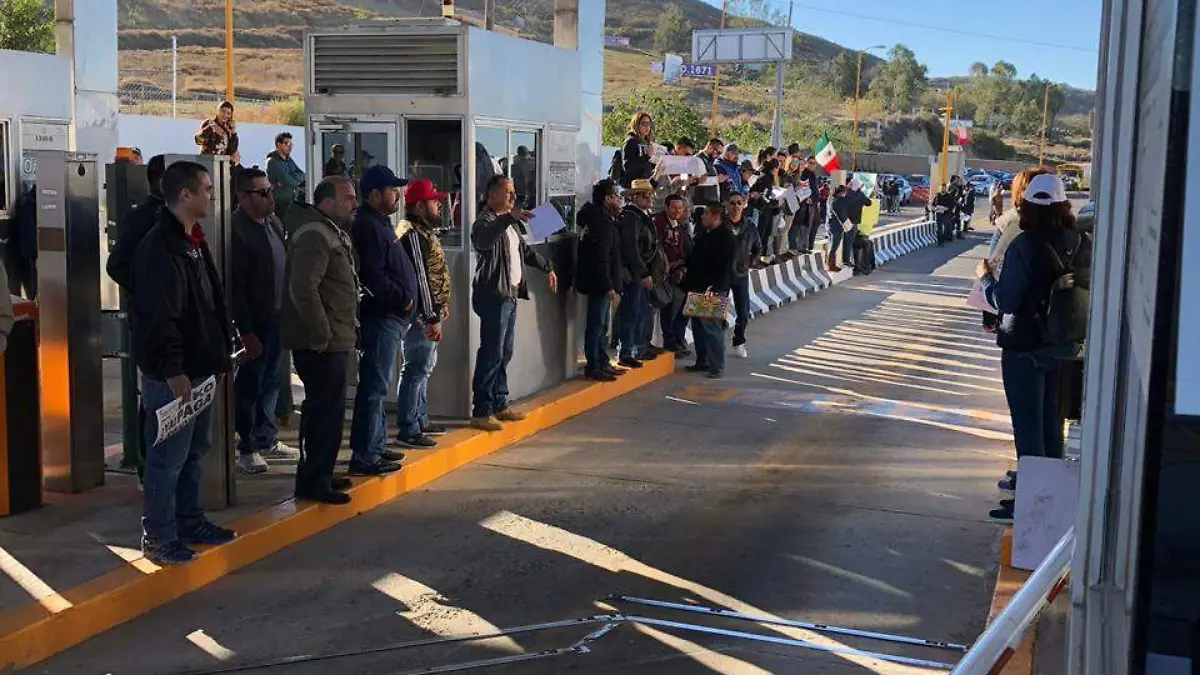 Maestros toman casetas Tijuana