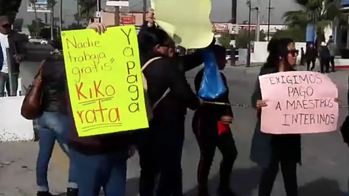 Cierran bulevar Díaz Ordaz por falta de pago a maestros