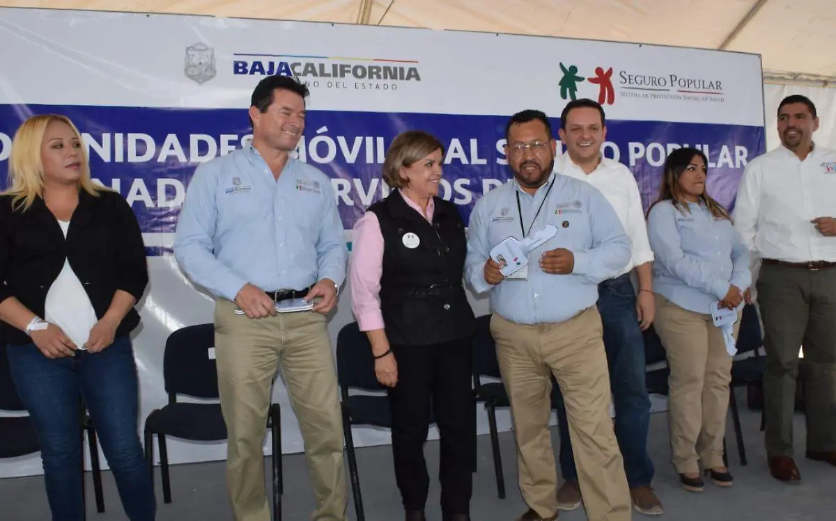 Entregan 14 vehículos al Seguro Popular