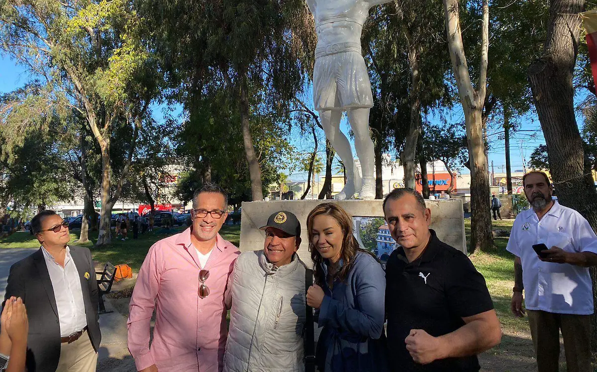 Jackie-Princesa-Azteca-Nava-Estatua