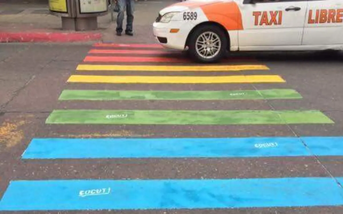 Paso peatonal arcoíris