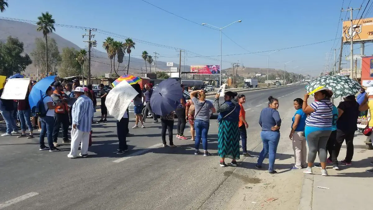 Protestan en carretera libre a Tecate por adeudo a profesores