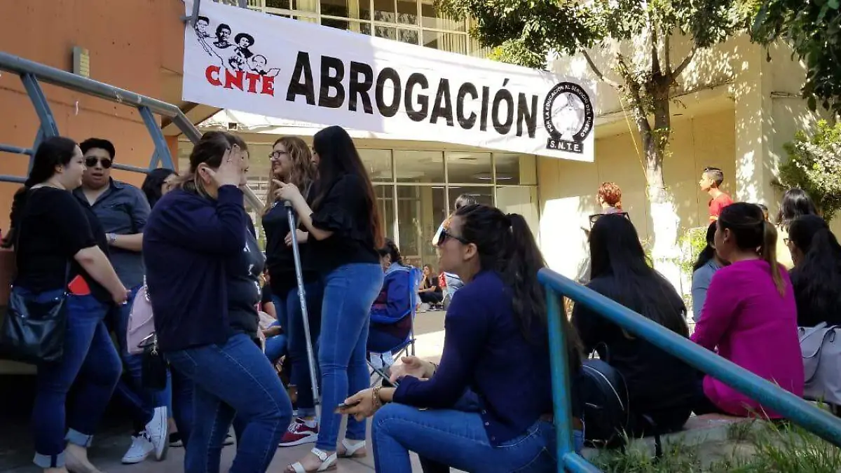 Maestros de la CNTE exigen pago docentes interinos