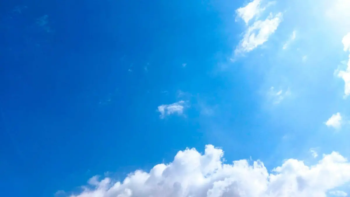 Cielo mayormente despejado