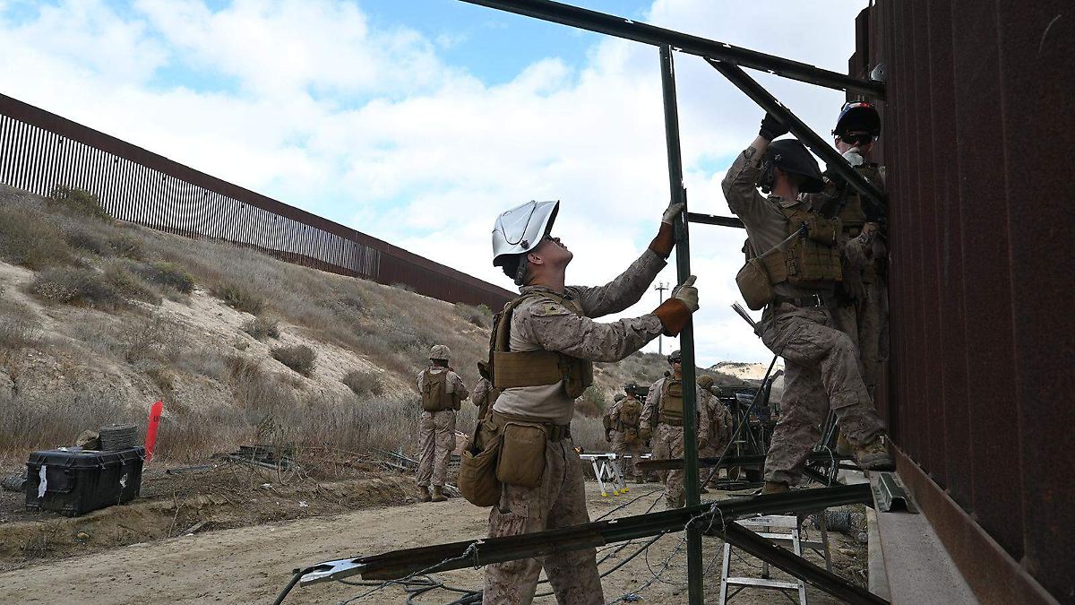 EU refuerza con alambre de concertina muro fronterizo en Tijuana - El Sol de Tijuana | Noticias Locales, Policiacas, sobre México, Baja California y el Mundo