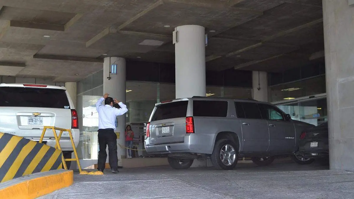 Momento en que El Bronco fue llevado a su casa