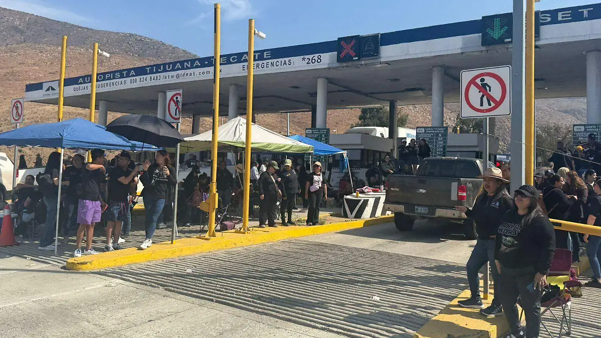 CNTE-maestros-caseta-tecate-tijuana