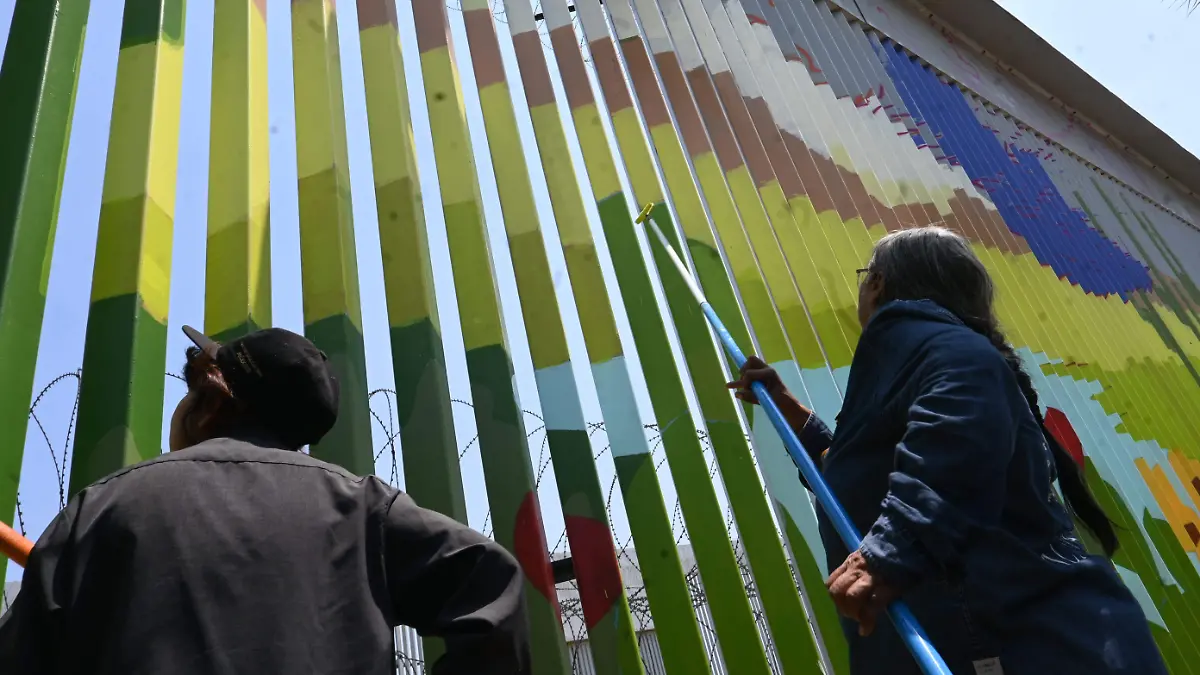 pintan mural en playas de Tijuana