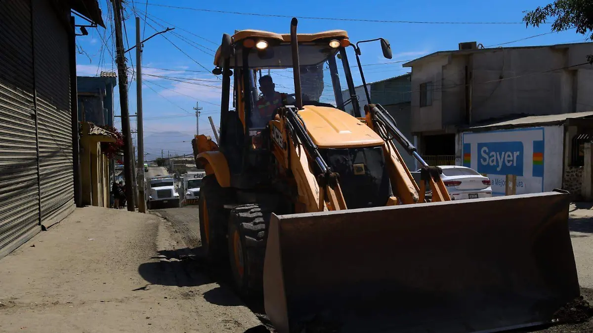 obra de bacheo-tractor