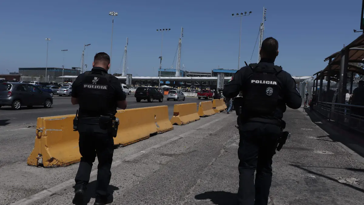 62-cl-policias vigilan  la garita-1