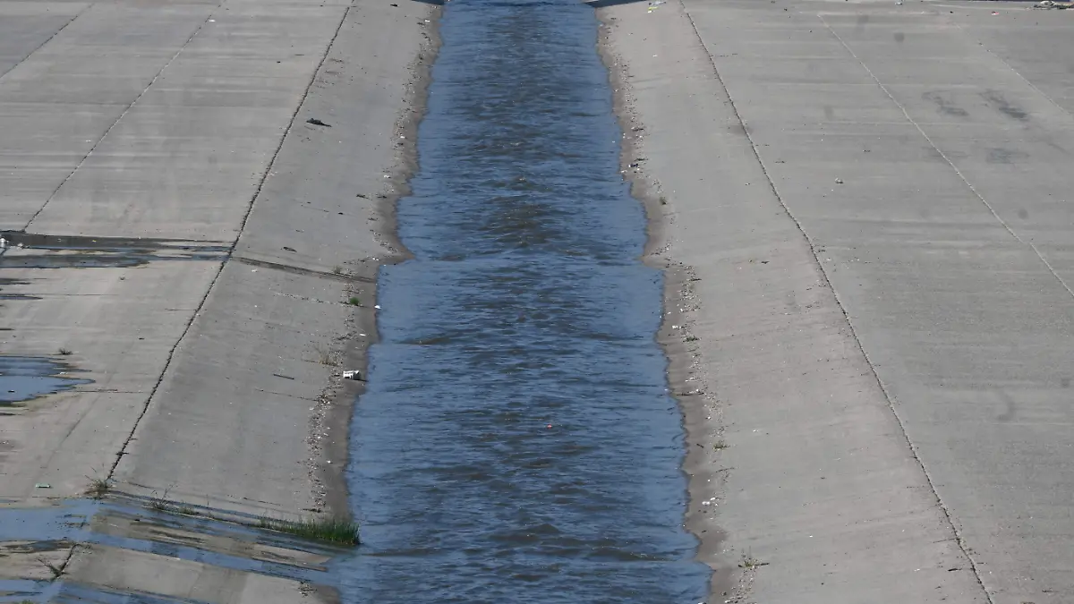 71-cl- aguas negras en el canal rio Tijuana-2 