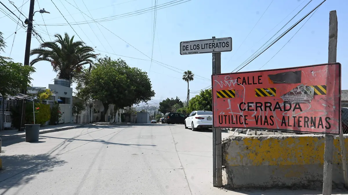 70-cl-proteccion civil pega engomados en zona de riesgo-4JPG