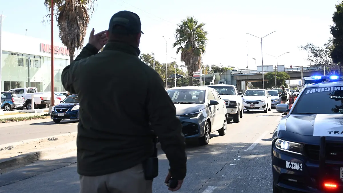 61-cl-agentes viales dirigen tráfico - (2)