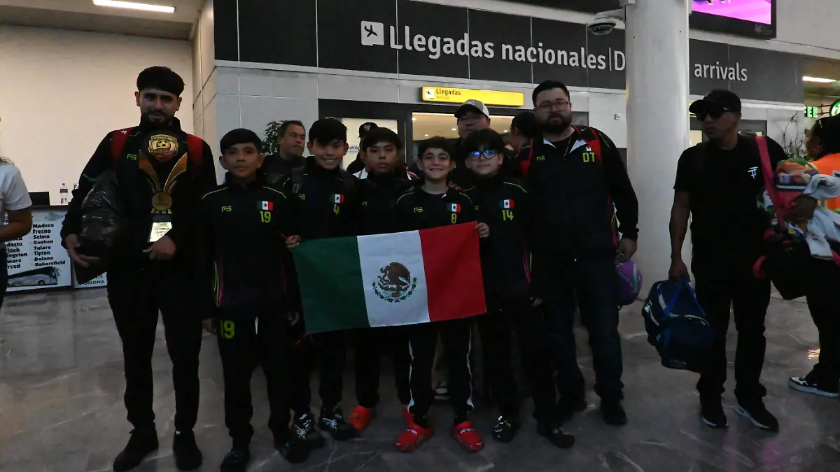cl. llega equipo de futbol de Colombia-2_