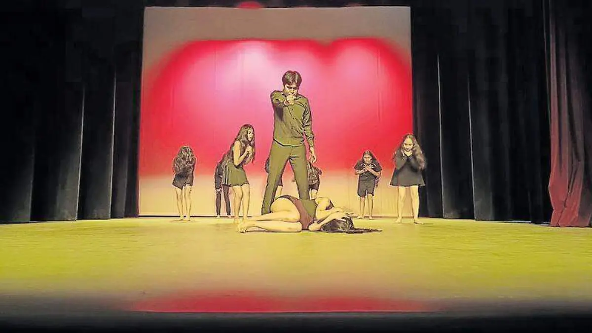 presentación de danza  jóvenes bailando escenario teatro Xicohténcatl
