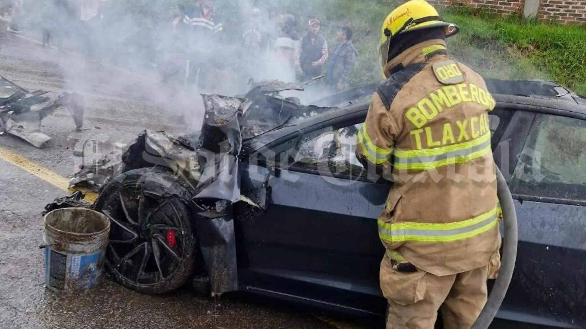 Mueren tres personas calcinadas al chocar vehículo Tesla contra una camioneta de carga 3