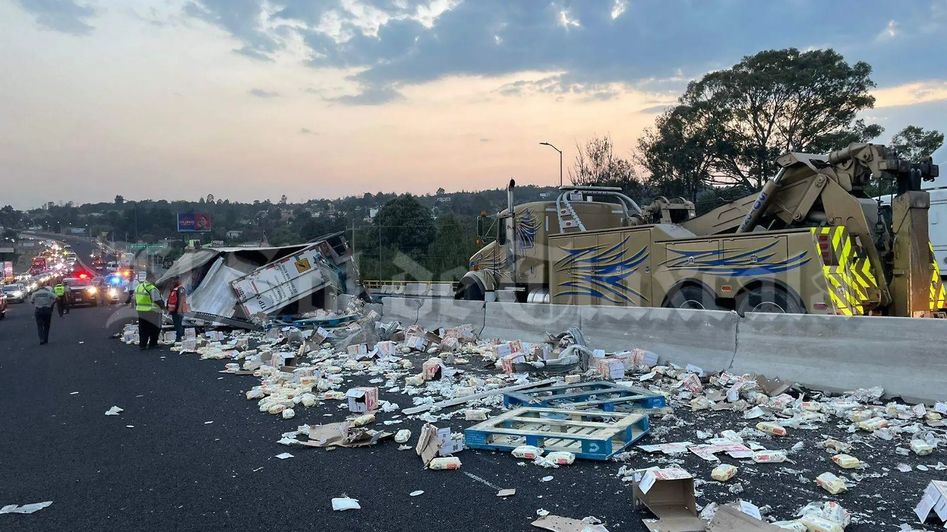 Volcadura de caja cargada con toallas húmedas deja caos vial 2