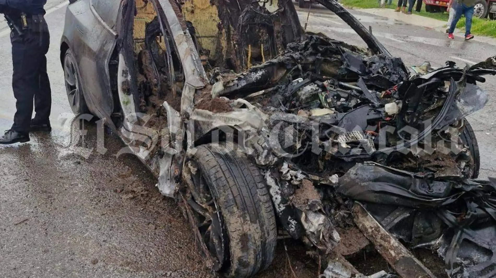 Mueren tres personas calcinadas al chocar vehículo Tesla contra una camioneta de carga 2